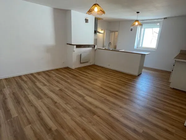 GRAY Centre Ville, loue beau F3 de 79m2 avec petit garage, totalement rénové