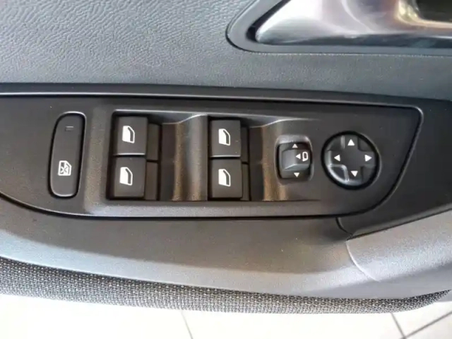 Peugeot 2008 hybrid 145 e-dcs6 — photo 18