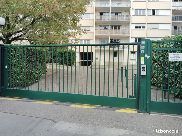 Location parking en sous-sol résidence fermée Villeurbanne proximité campus La Doua