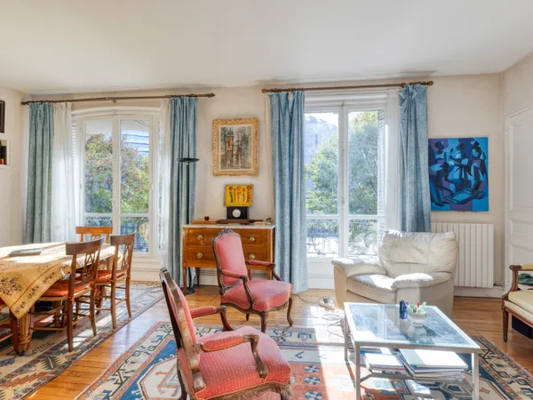 Vends très bel appartement ancien avec double séjour et quatre chambres
