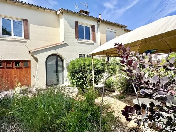 Maison de ville de Type 5 avec jardin attenant et stationnem
