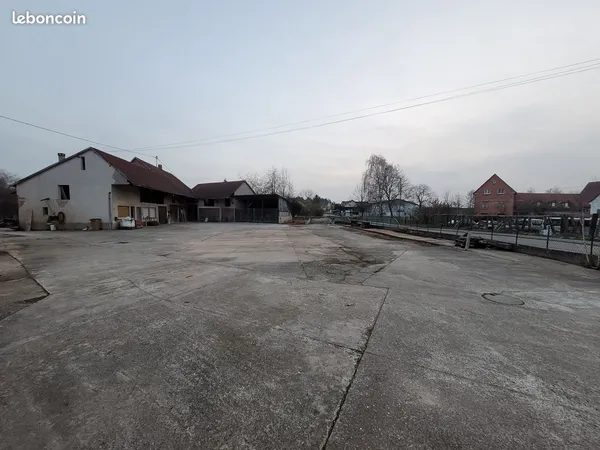 Location depot en coeur de village