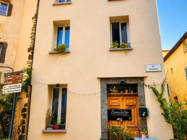 Maison typique du Vieux Village unique avec charme entièrement rénovée clé en main au coeur du villa