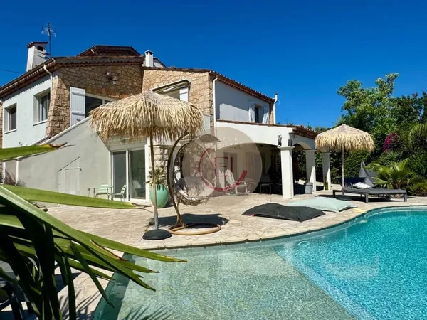 ELEGANTE PROPRIETE EN PIERRES AVEC FORT POTENTIEL