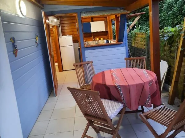 Studio récent, tout équipé, dans une propriété calme et luxuriante