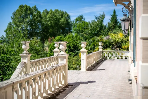 Maison 8 pièces 335 m²