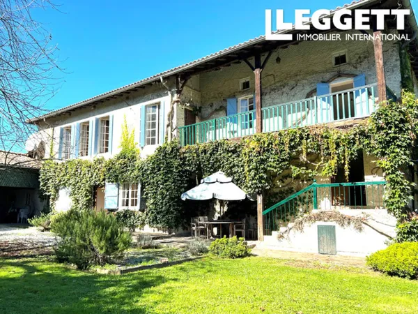 Maison de charme avec 6 ch., piscine, balcon, belle vue dégagée et potentiel gîte ou chambres d?hôte