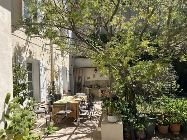 Vends maison 300m² avec grand jardin et stationnements