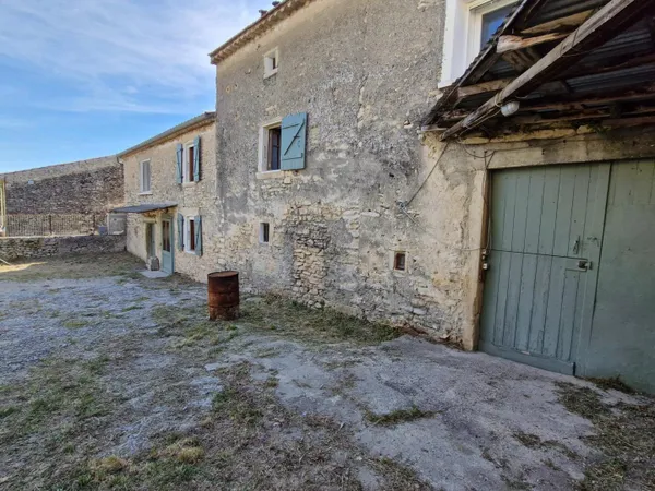 mas en pierre avec dépendances