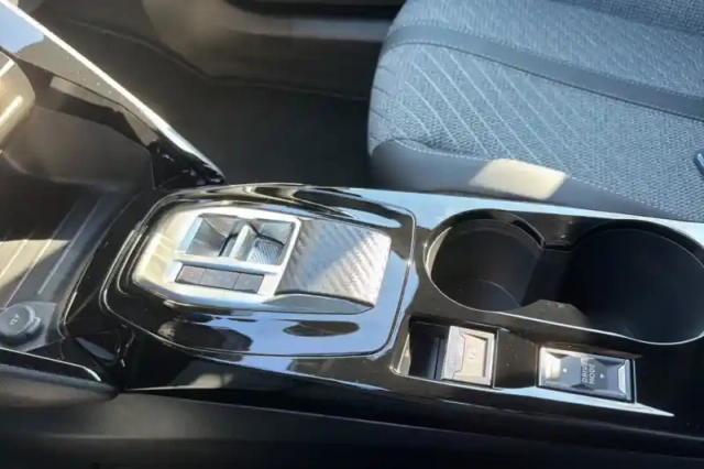 Peugeot 2008 hybrid 145 e-dcs6 — photo 30
