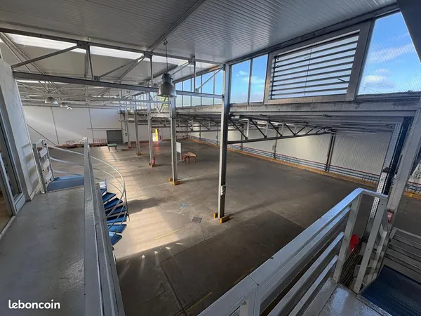 A vendre ou à louer, local d'activité & bureaux de 918 m² à Saint Genis Laval