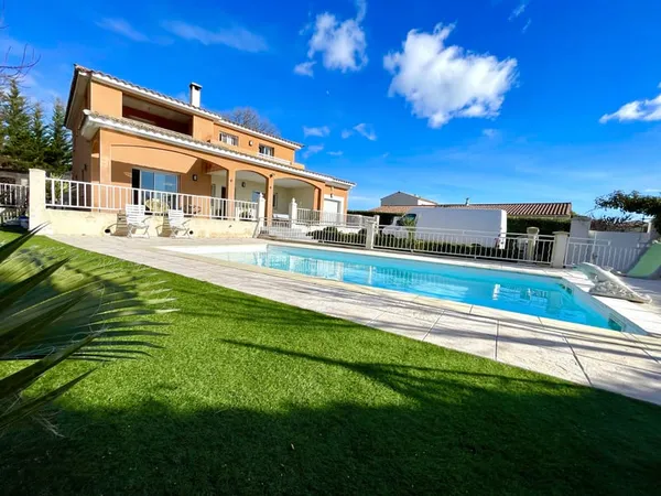 Villa d'environ 187m2 sur 850m2 de terrain avec piscine et s