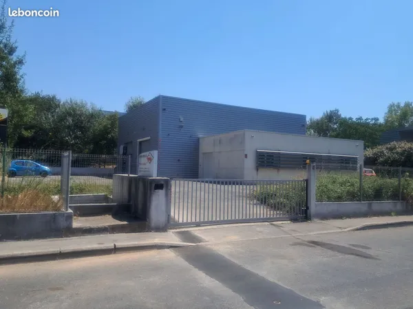 Local d'activité 190 m² entrepôt, 66 m² bureaux