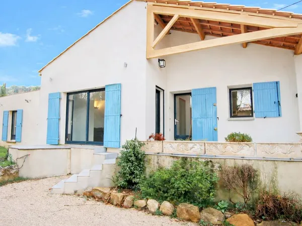 Maison meublée plain pied sur grand terrain