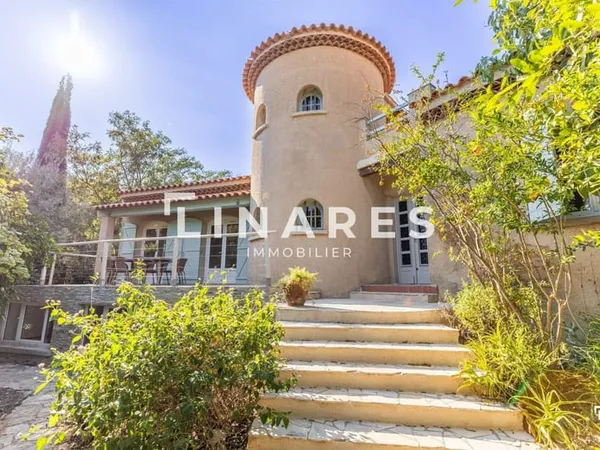 LA SECRÈTE - Villa T5 de 188m² - Dépendance T2 aménagée de 50m² - Sous-sol de 95m² - Garage de 25m² 