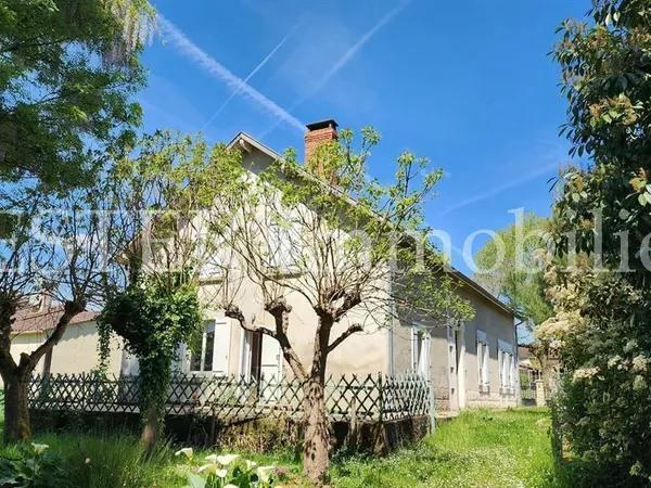 Maison ancienne rénovée de 130m2 + 130m2 aménageables, dans un écrin de verdure