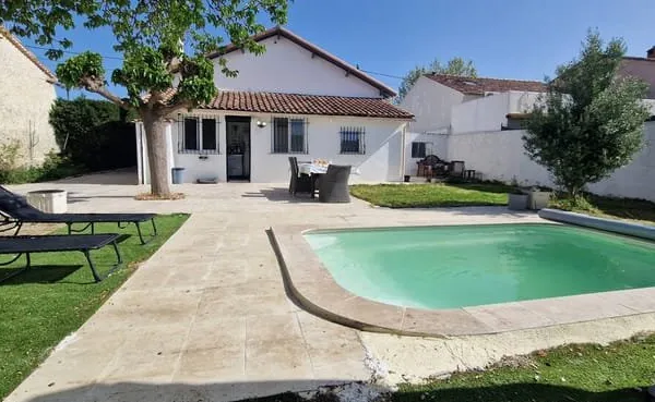 Maison T4/5 Plain Pied avec jardin, garage et piscine au calme