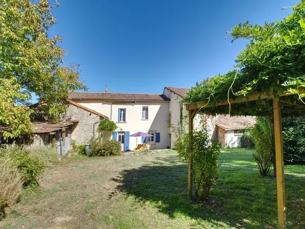 Belle et grande maison de 4 chambres, grand garage et atelier, proche de Ruffec