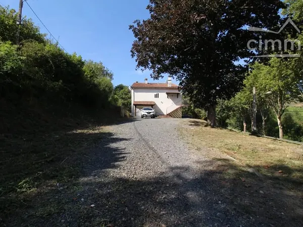 A vendre une maison entièrement rénovée avec jardin et garage