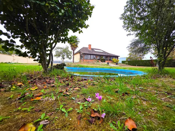 Maison traditionnelle rénovée , ses 5 chambres, sa piscine couverte et son garage !