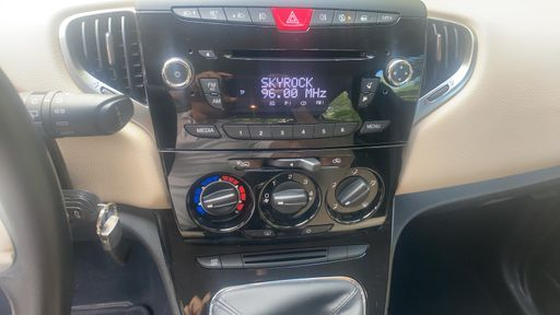 Lancia Ypsilon 1.2 69 - Gold – 2014 – 57800 km – Essence – Boîte Manuelle — photo 8