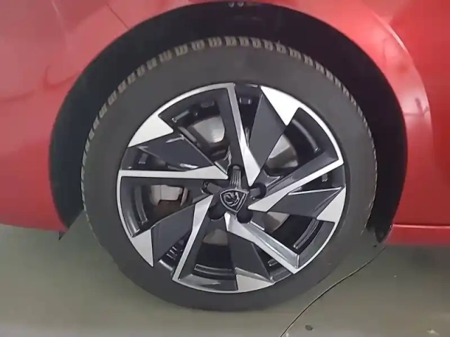 Peugeot 308 phev 180 e-eat8 — photo 13