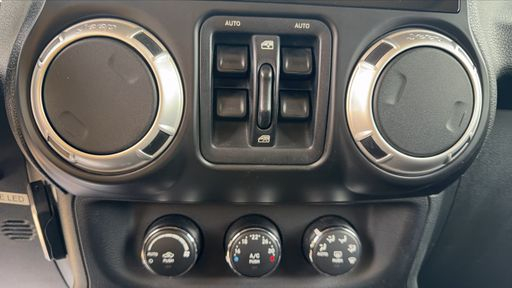 Jeep Wrangler 2.8 CRD 200 4WD - Sahara – 2015 – 84064 km – Diesel – Boîte Manuelle — photo 26