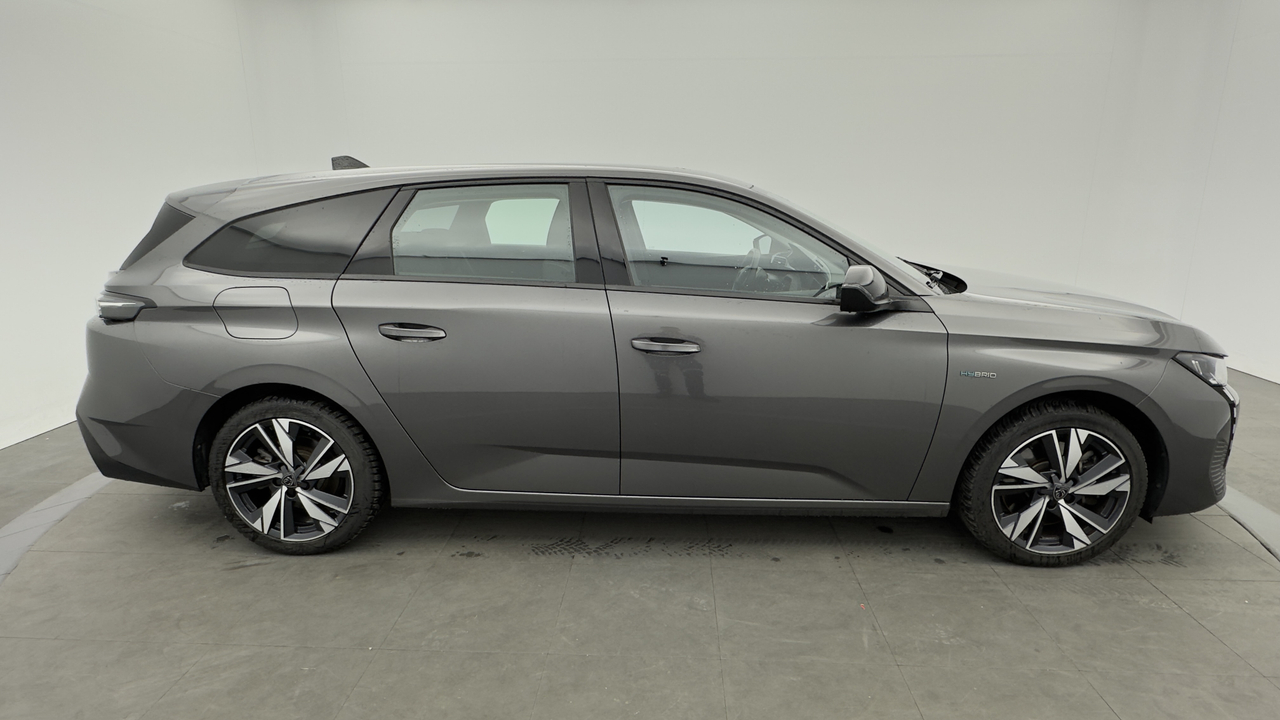 Peugeot 308 SW PHEV 180 e-EAT8 — photo 6