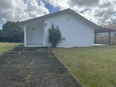 Location agréable villa de 4 pièces ( 2 chambres) dans un cadre arboré