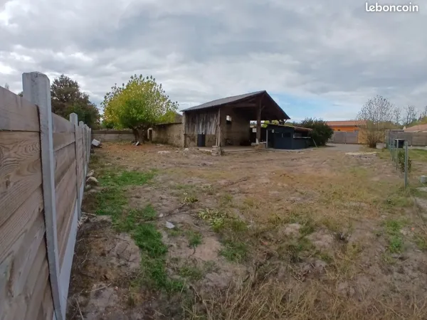 Grange de 100m2 avec terrain de 650m2 à Balizac