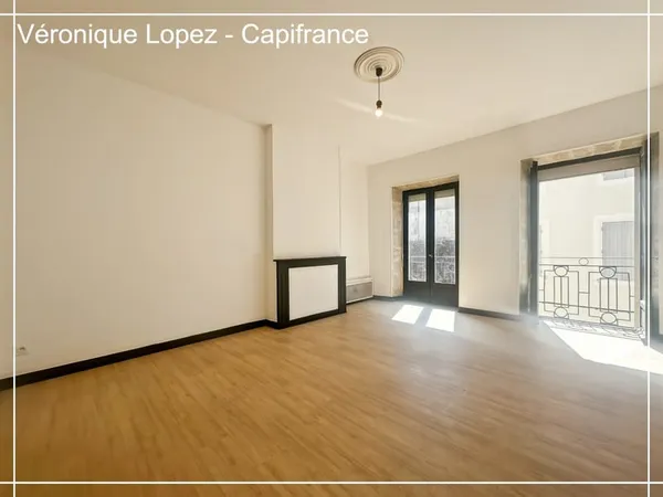 Exclusvité. Villeneuve Sur Lot, appartement T3 traversant au 2ème étage d'un bel immeuble en pierres