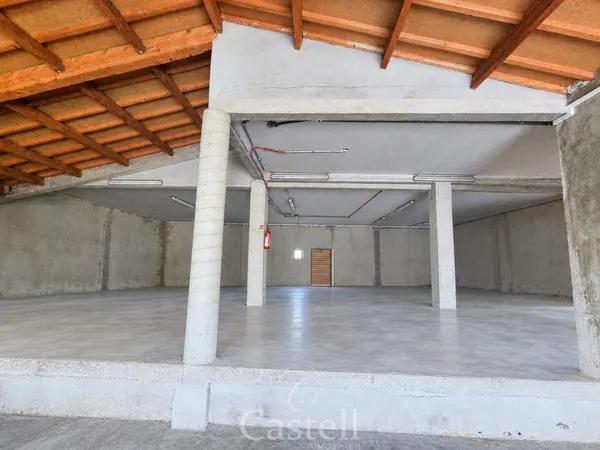 Entrepôt 230 m²