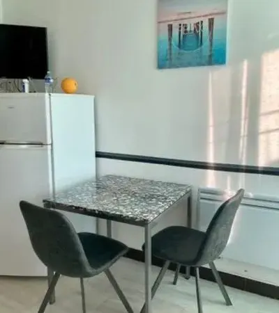 Studio lumineux vue sur parc avec balcon et wifi