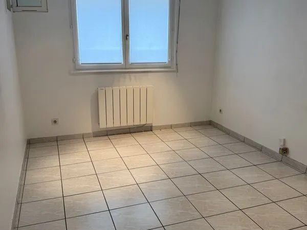 Loue Bureau dans petit centre d'affaires au Neudorf