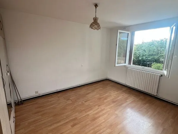 Appartement Location Saint-Julien-les-Rosiers 4p 95m² 648€