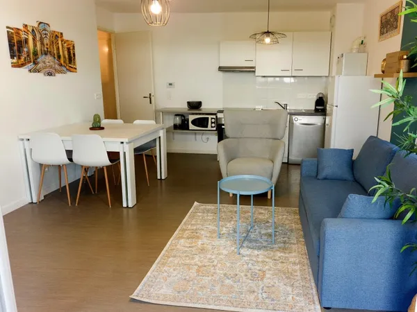 T2 meublé 43 m2 -Balcon - Parking- Tram A
