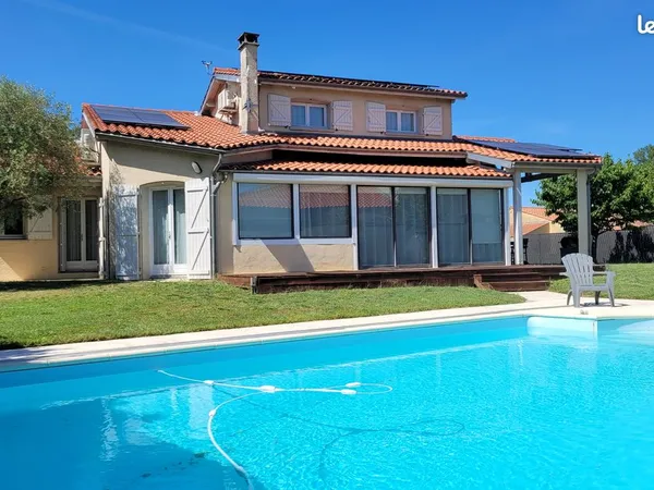Villa T6 Aucamville avec jardin et piscine