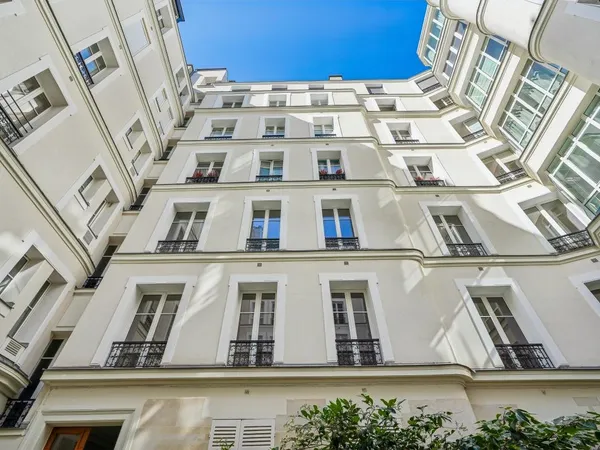 Paris XVIe - Avenue Victor Hugo / Arc de Triomphe - Appartement de 2P sur cour