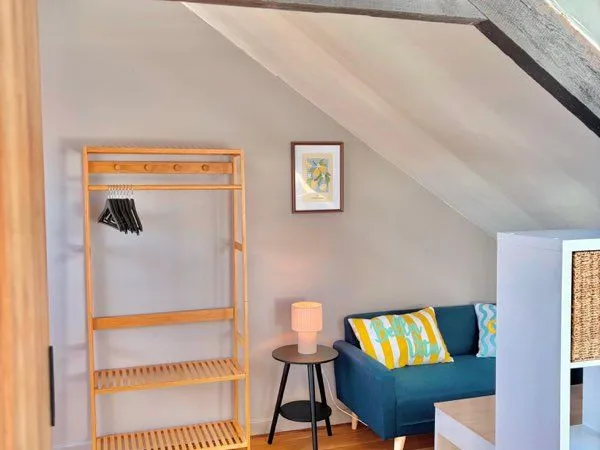 Studio meublé rénové à 50 m du port de Paimpol : 14,06 m² Carrez / environ 23 m² au sol
