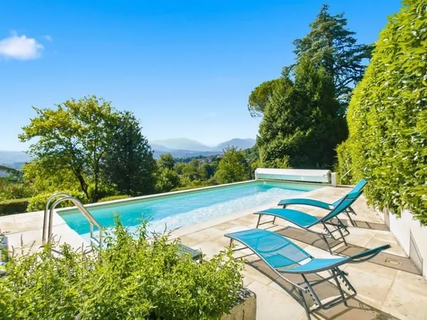Propriété de 245 m² sur une parcelle de 3 644 m² avec vue panoramique, piscine et potentiel foncier 