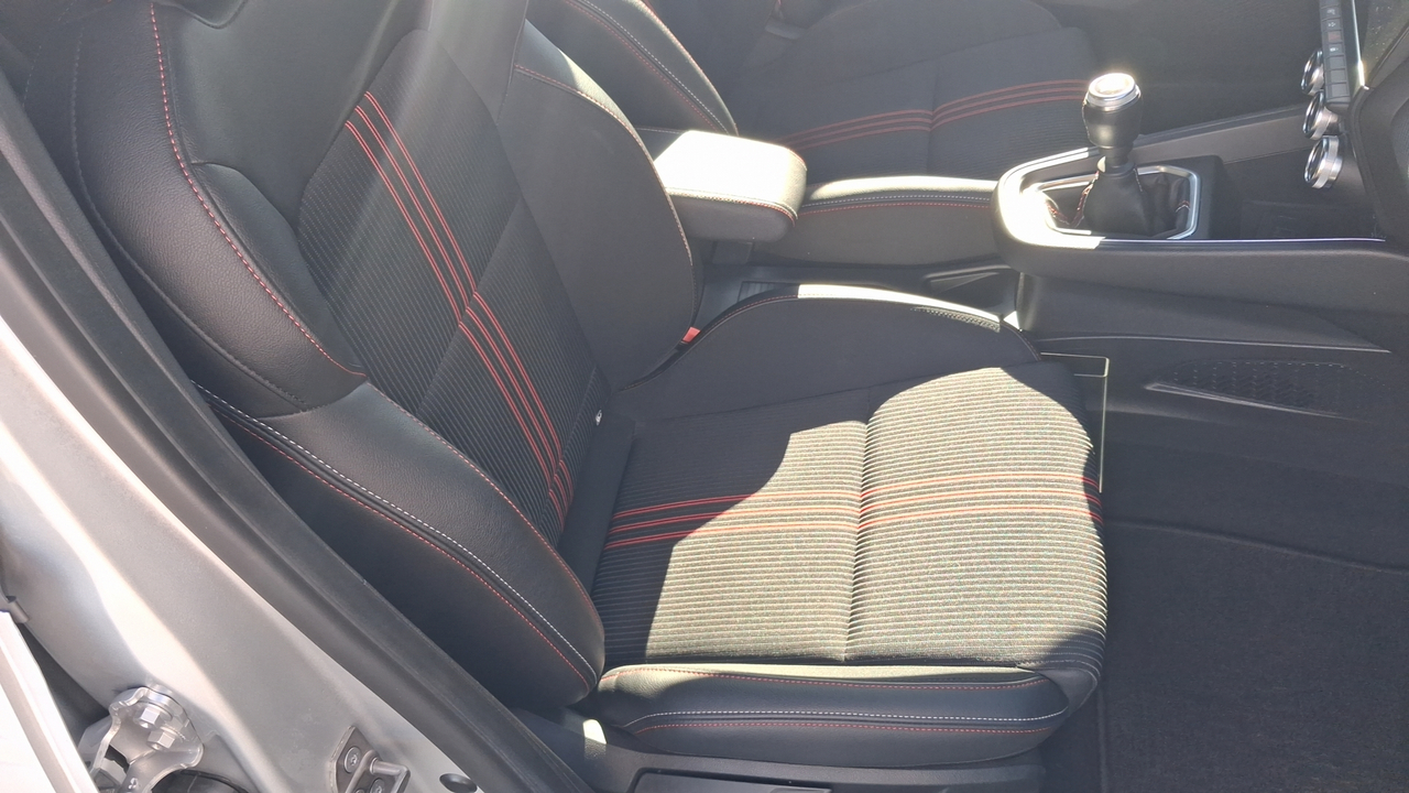 Renault Clio TCe 140 — photo 21