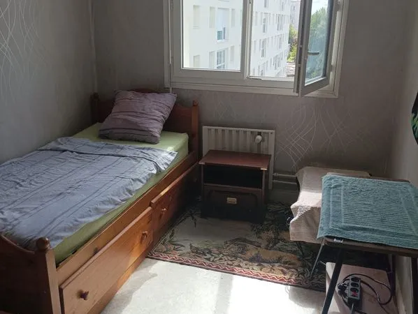 Chambre meublée