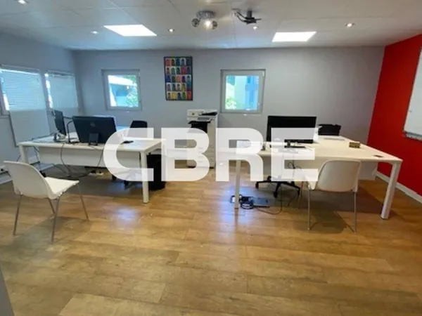 Bureau 97 m²