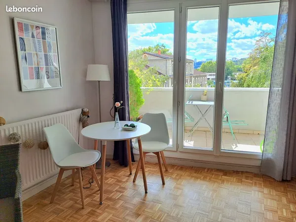 Joli T2 meublé lumineux avec Balcon et Garage , sans vis à visquartier Caluire Saint-Clair
