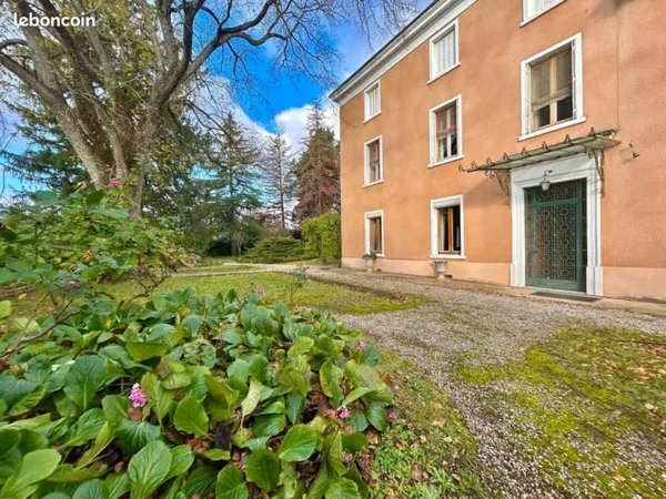 Maison 8 pièces 250 m²