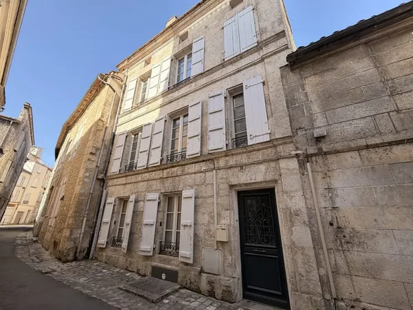 COEUR HISTORIQUE D'ANGOULEME Elégante maison de ville en pie