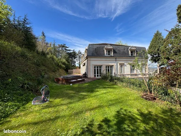 L'esprit d'une maison, le charme d'une demeure bourgeoise et un jardin privatif exceptionnel