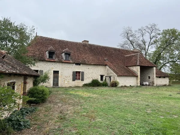 Sud Cher : pté 40 ha : grange réhabilitée, dépendances, étang, prairie, taillis
