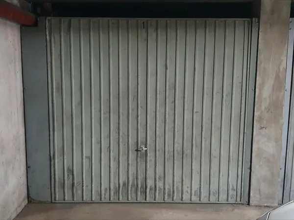 Garage fermé sécurisé proche centre ville box