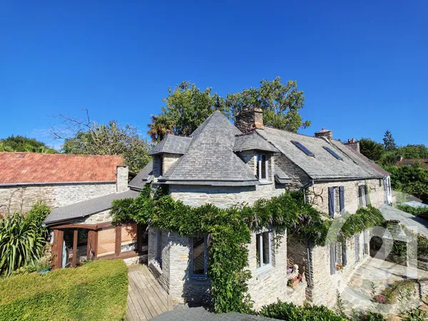 Maison 10 pièces 261 m²